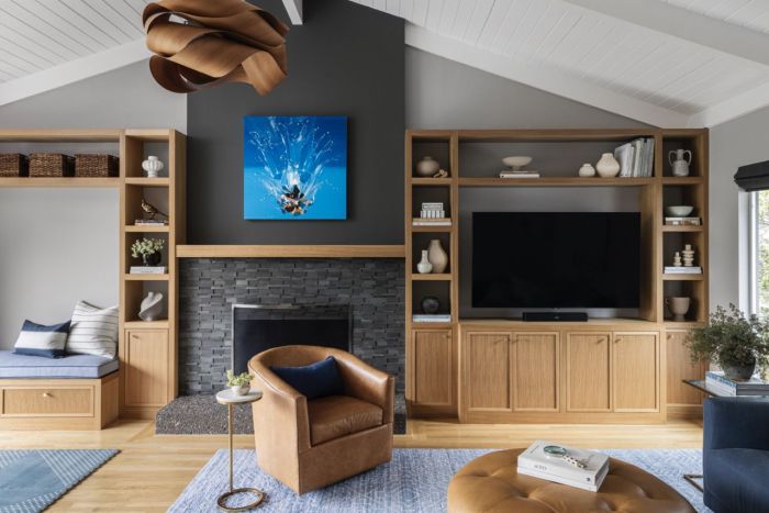 How to arrange a living room with a fireplace