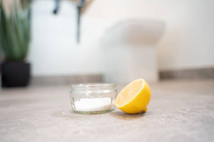 Cleaning my kitchen with lemon