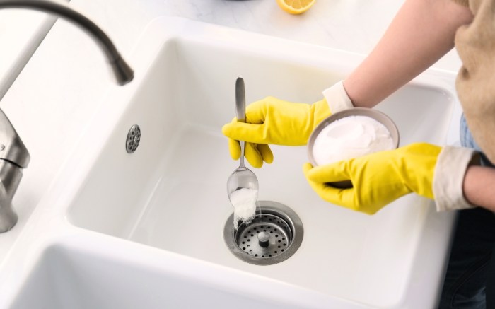 How to clean calcium buildup on showerhead