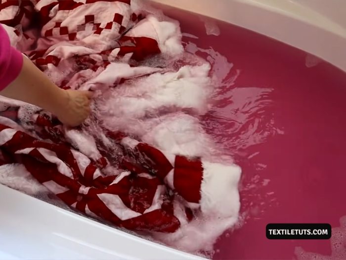 Set and stop fabric dye bleeding