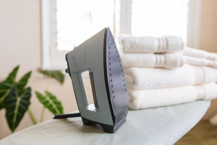 Select correct ironing temperature for fabrics